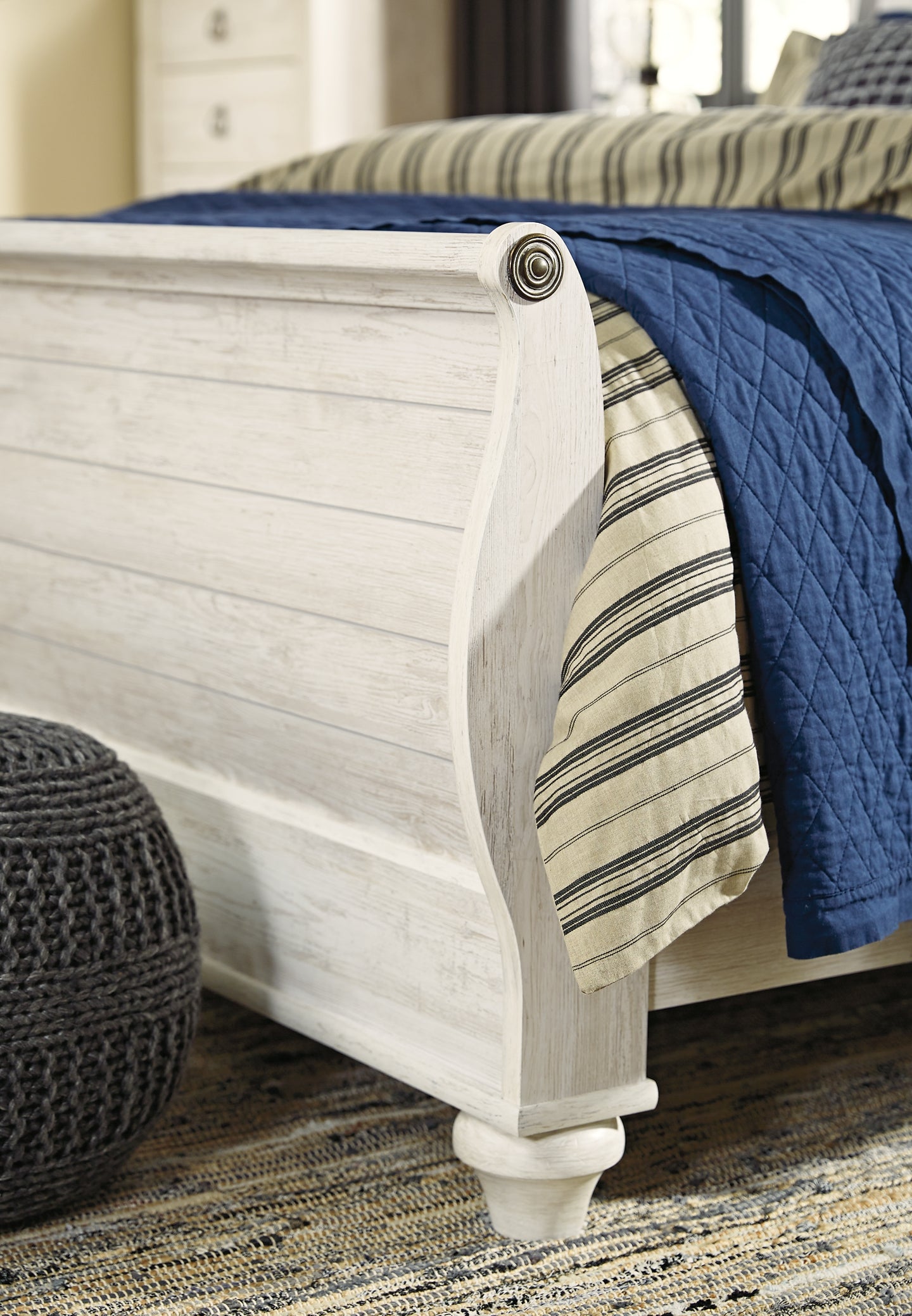 Willowton Sleigh Bed With Mirrored Dresser And 2 Nightstands