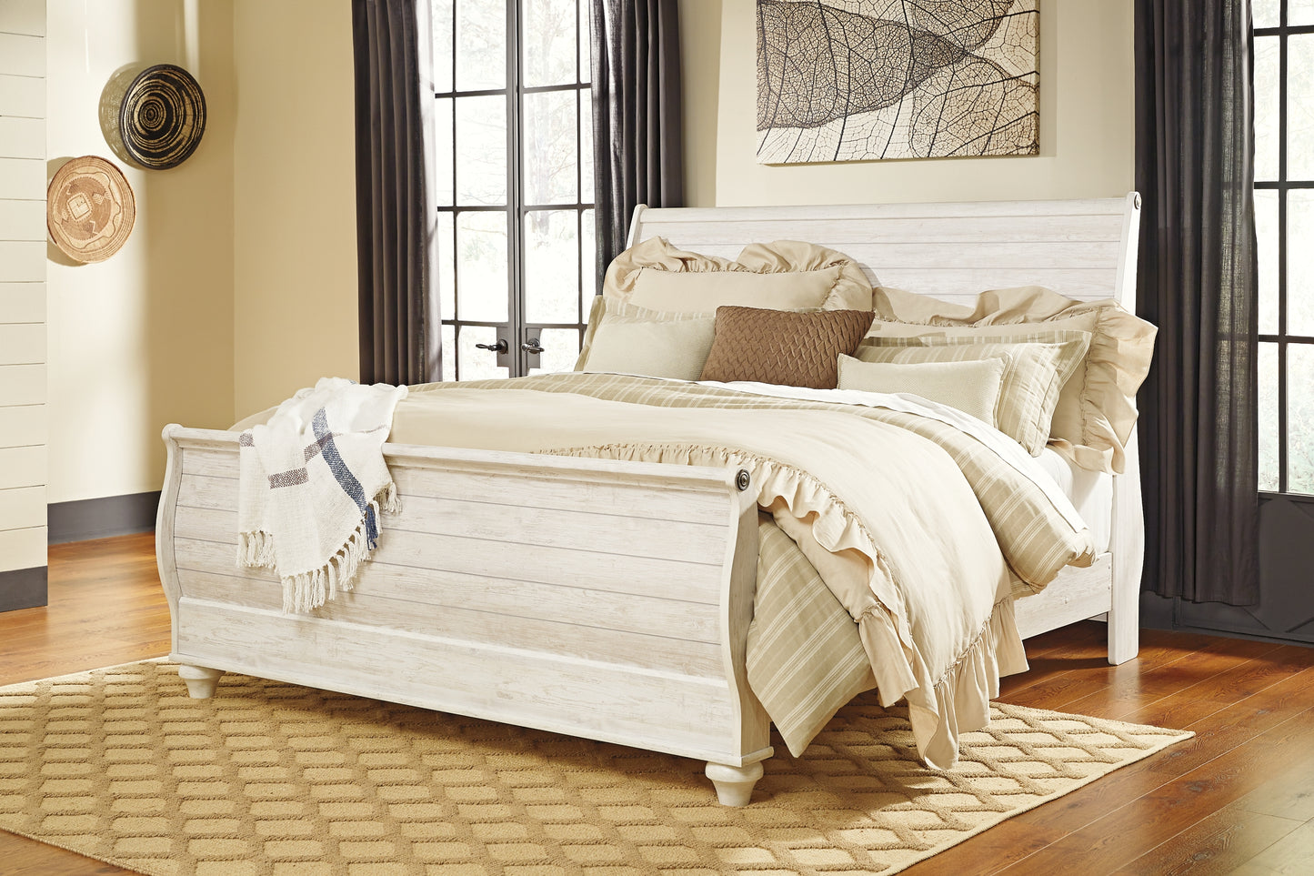 Willowton Sleigh Bed With Mirrored Dresser And 2 Nightstands