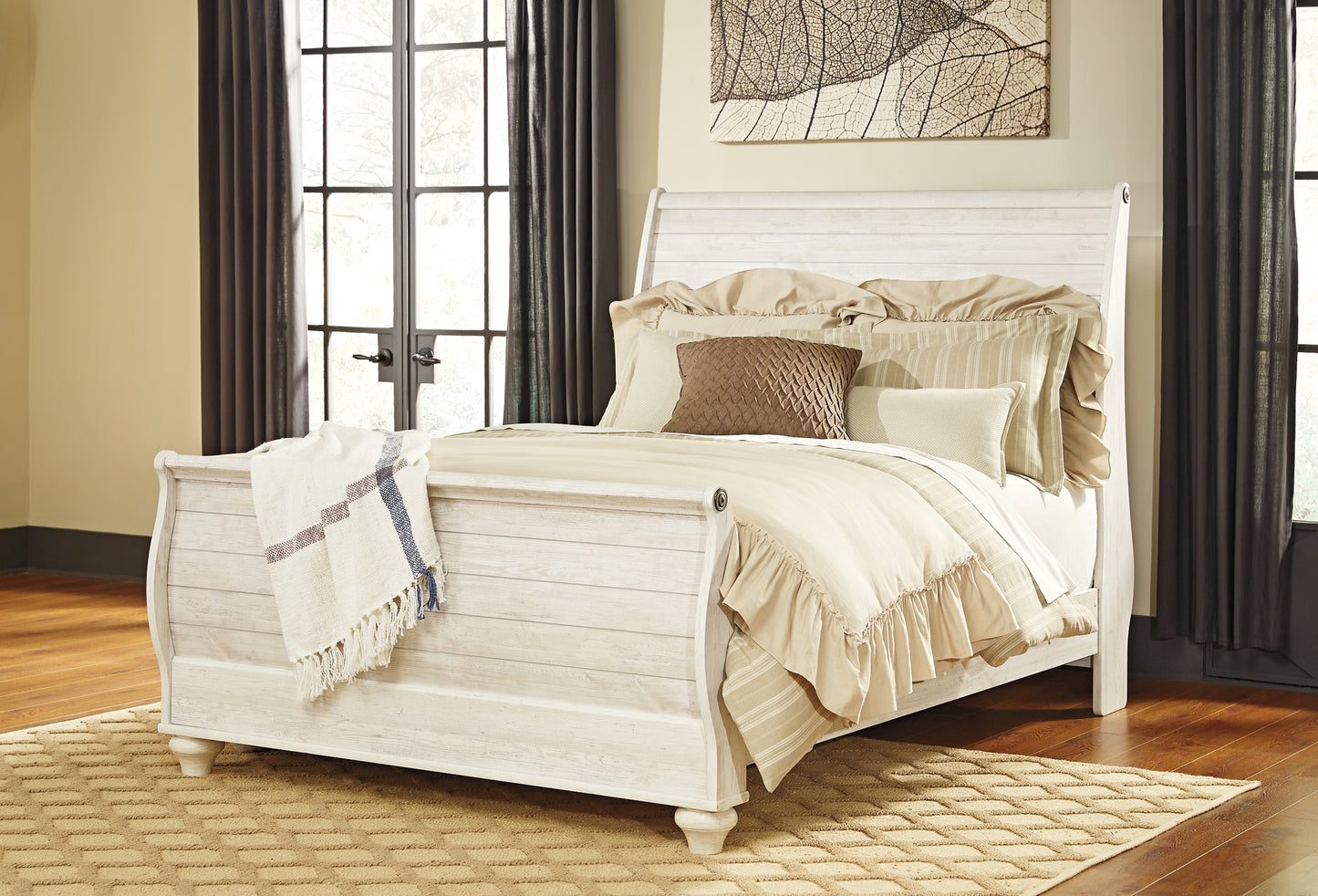 Willowton Sleigh Bed With Mirrored Dresser And 2 Nightstands