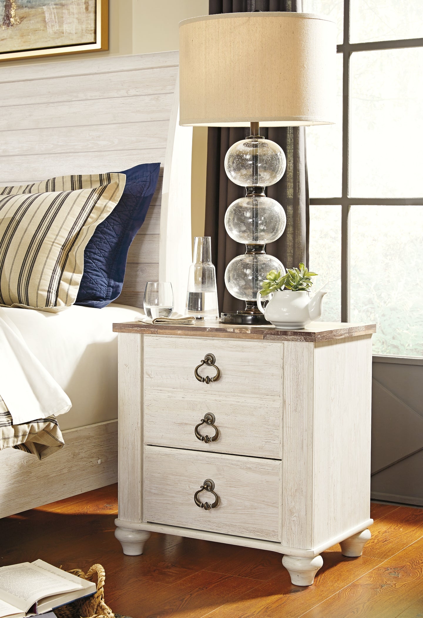 Willowton Sleigh Bed With Mirrored Dresser And 2 Nightstands